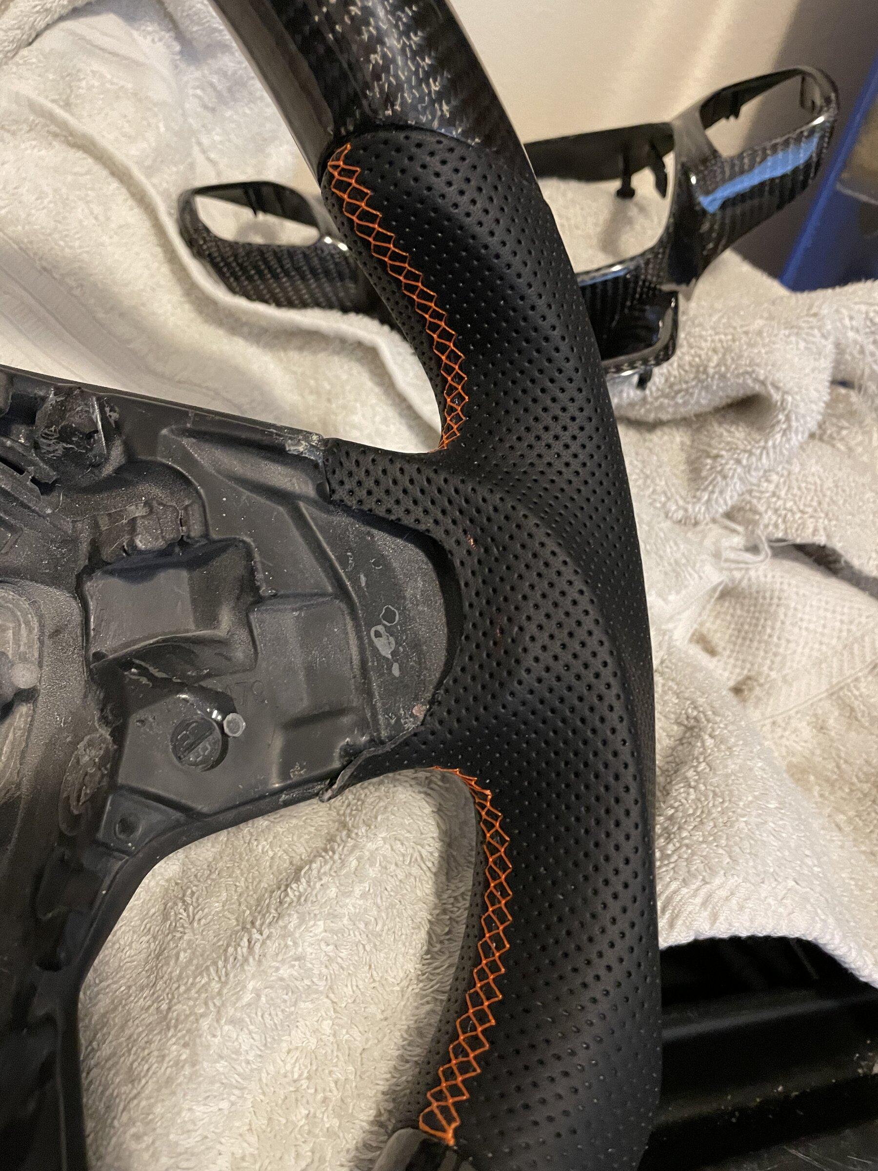 Ford Maverick Custom carbon fiber steering wheel F42D006F-CCA5-4BCB-92BA-582940AEEFF1