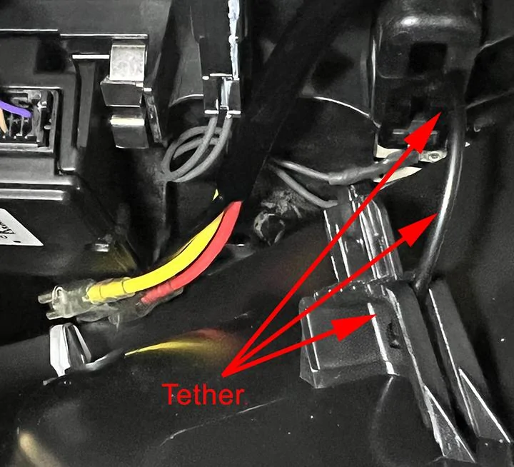 Ford Maverick Black box above rearview mirror - tether removal? Tether