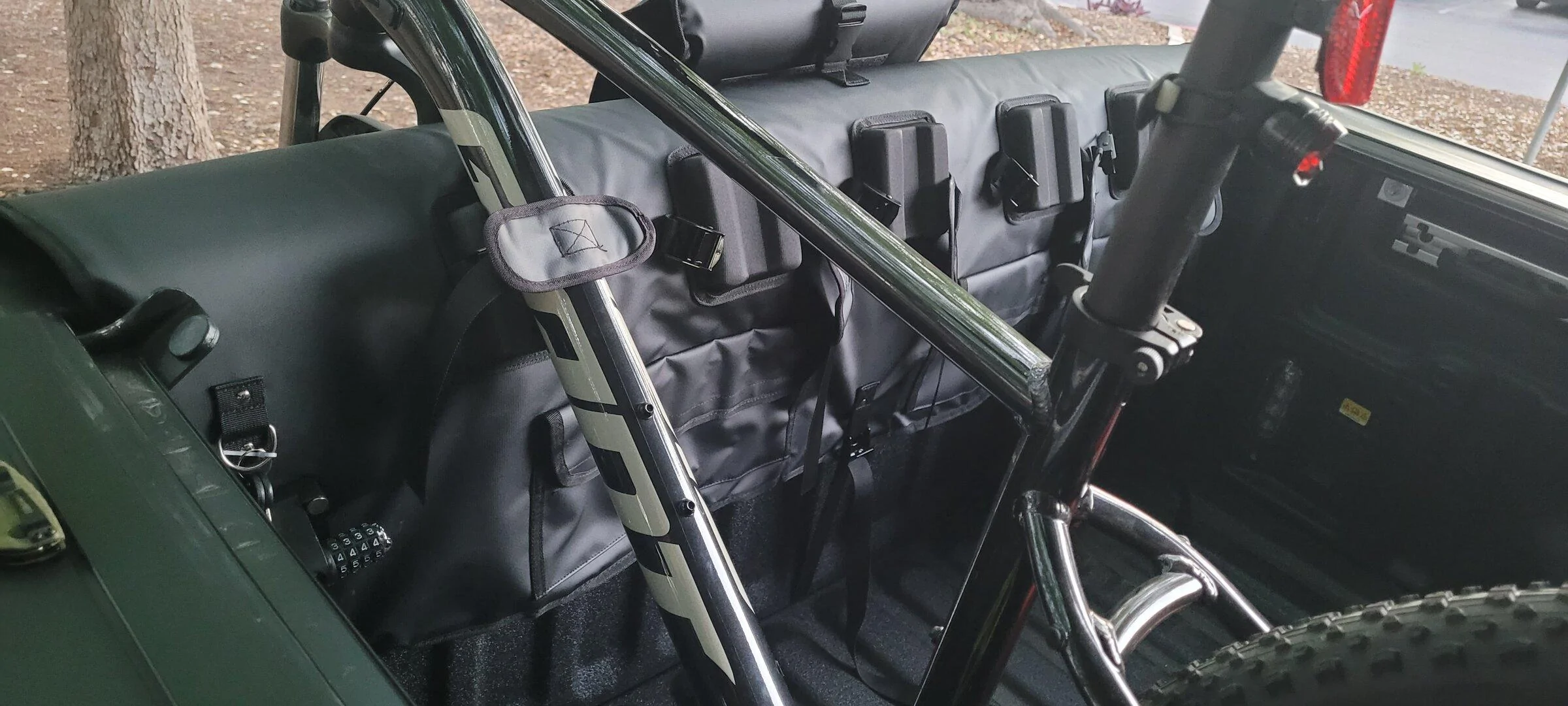 Ford Maverick GREAT TAILGATE COVER BIKE RACK W/ ATTACHED PADLOCK 20220426_201027