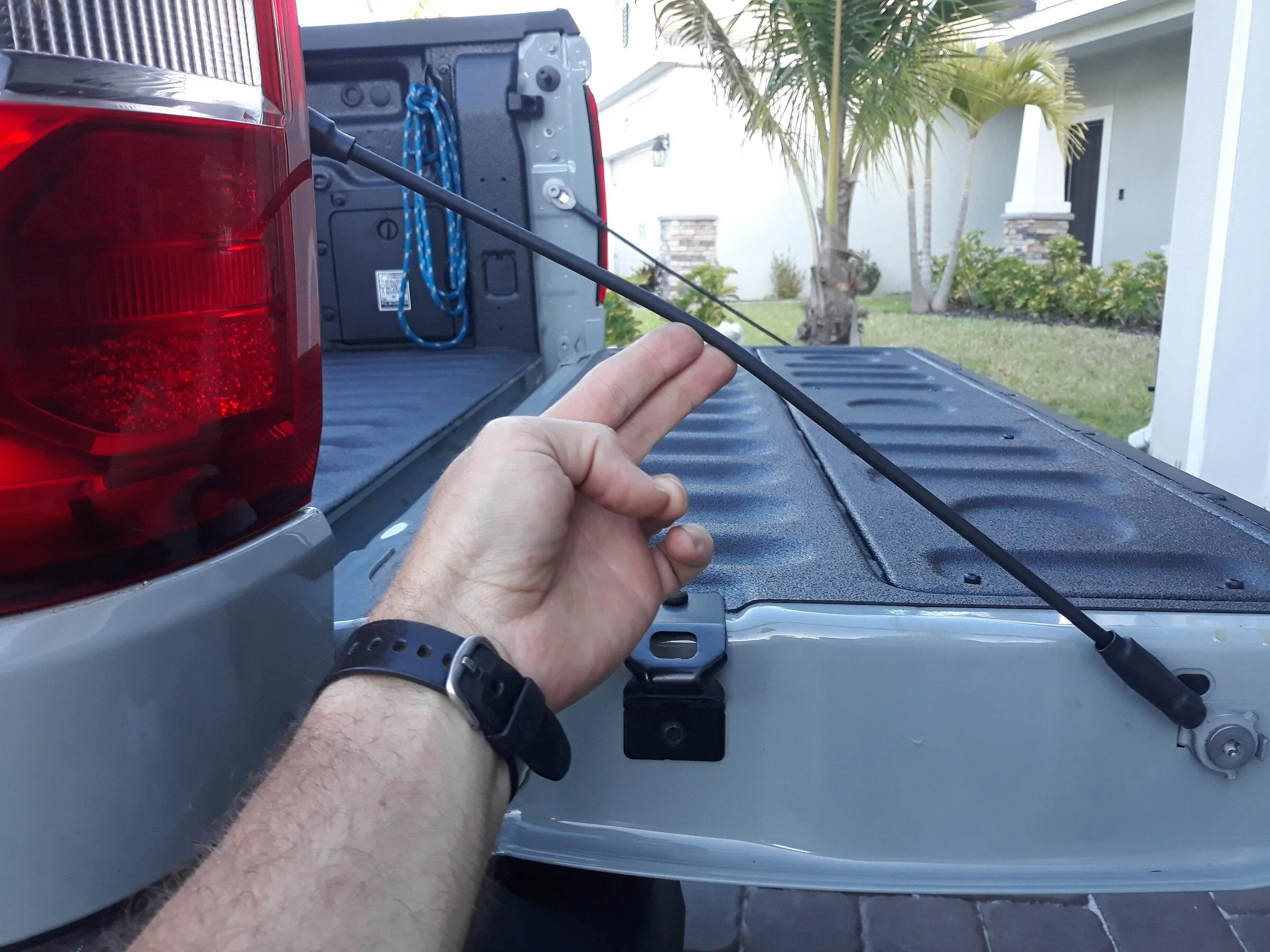 Ford Maverick Tailgate cable (one loose one tight) 20220512_191815