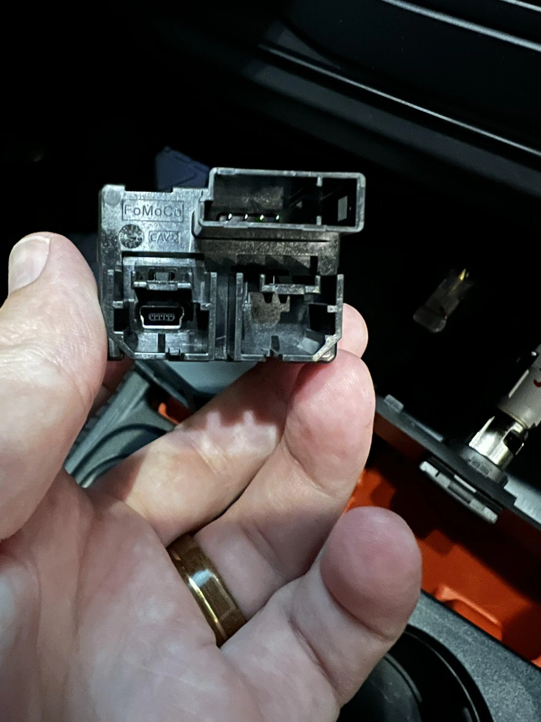 Ford Maverick USB infotainment oops 74051CD1-45E8-43CB-B36E-2AF1ED1C2559