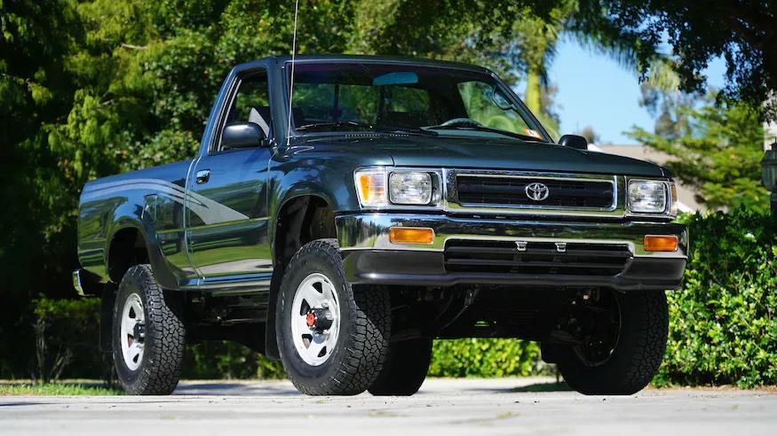 1993-Toyota-Pickup-Delux-Truck-Mecum-Auction-Kissimmee-10.jpg