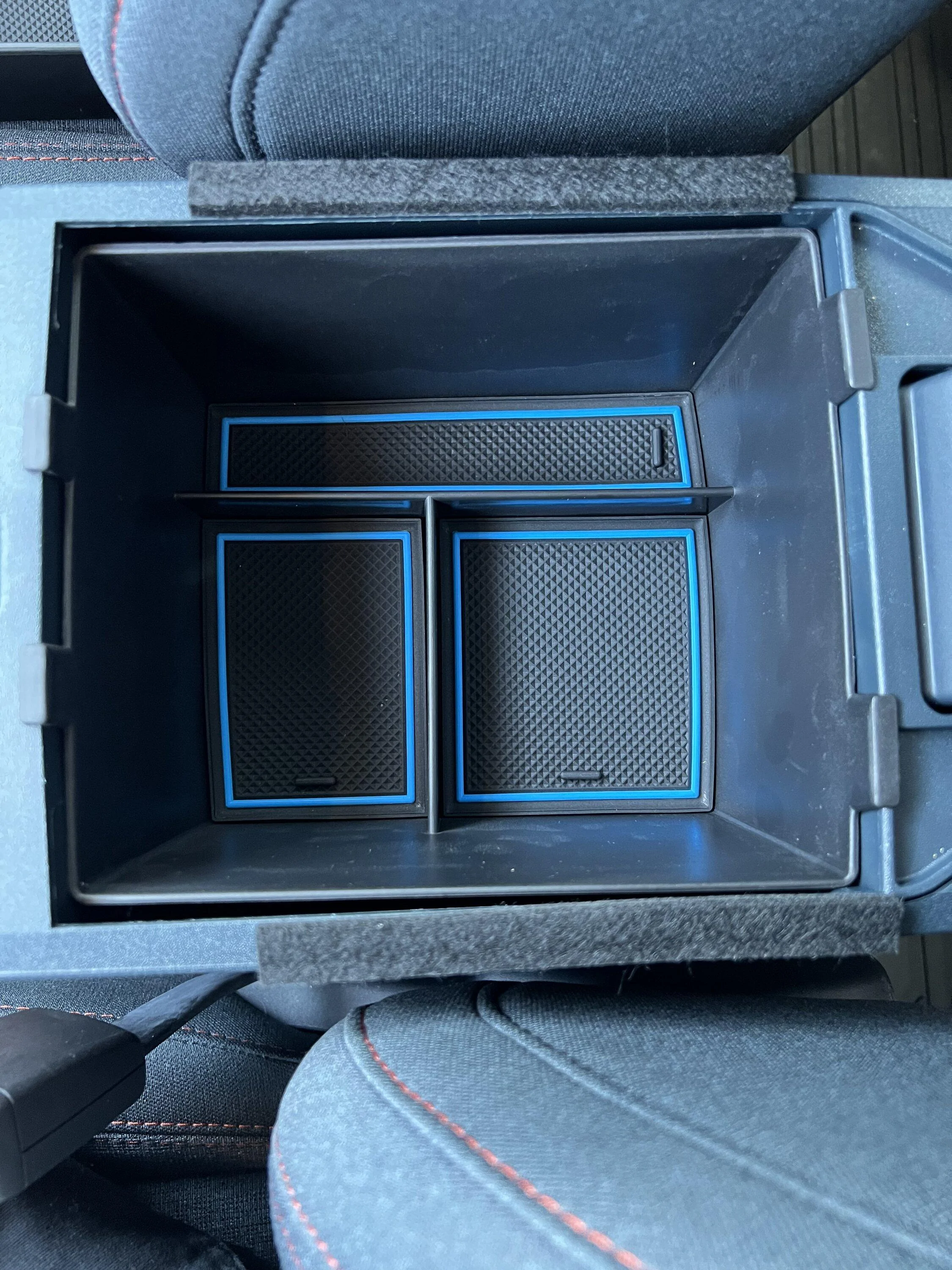 Ford Maverick Center console organizer 031B3C47-9CCB-4992-9258-5C213B1C3602