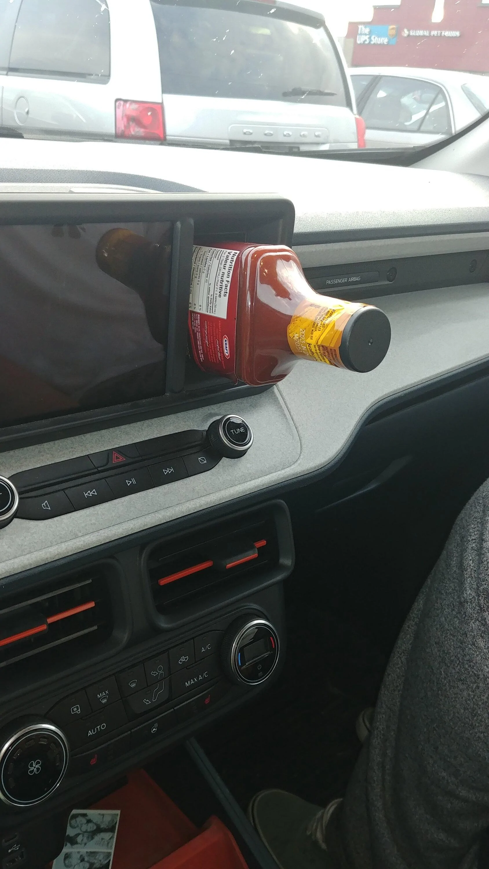 Ford Maverick That awkward cubbie next to the infotainment screen 20220821_190844
