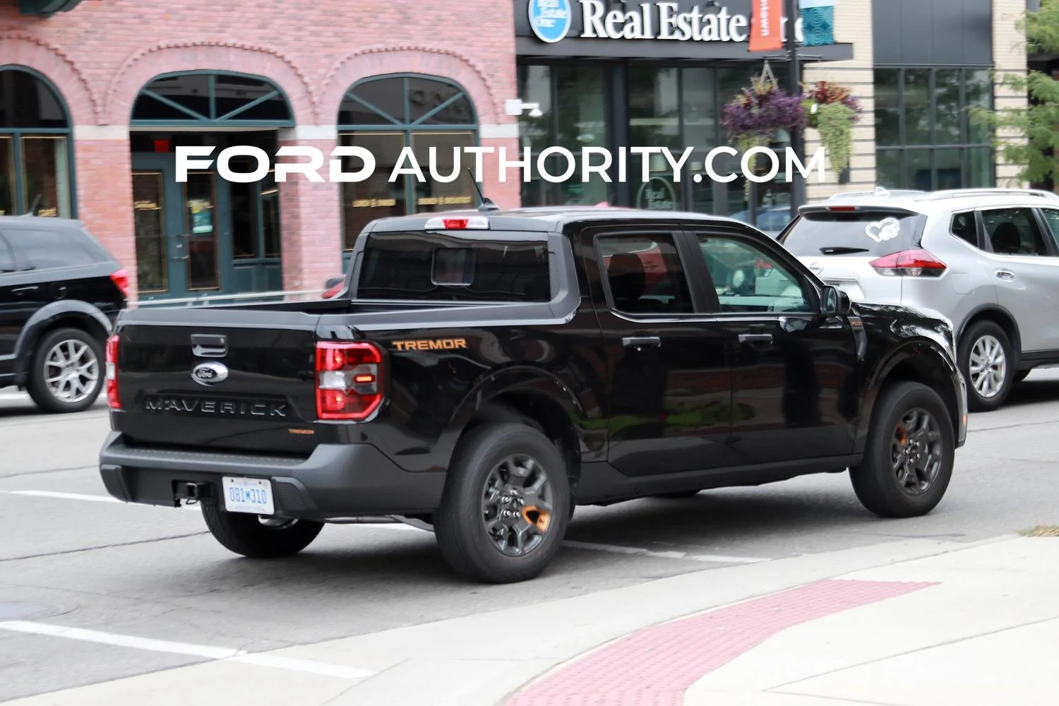 Ford Maverick Tremor Maverick XLT spotted in Shadow Black 1664032342200