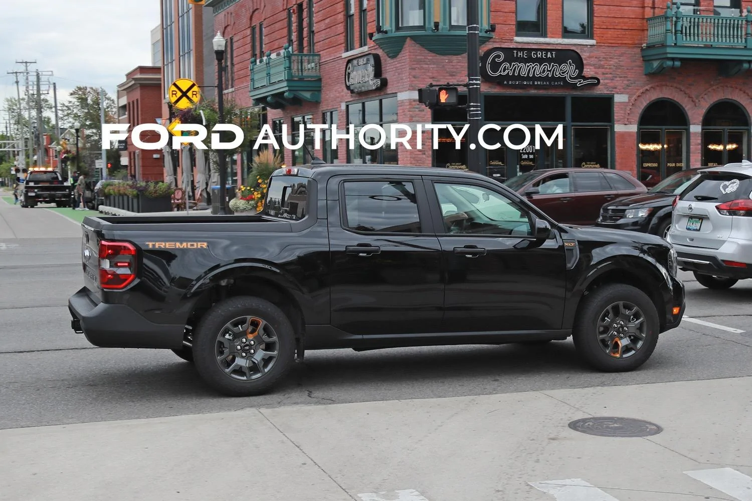 Ford Maverick Tremor Maverick XLT spotted in Shadow Black 2023-Ford-Maverick-Tremor-Shadow-Black-September-2022-Exterior-007