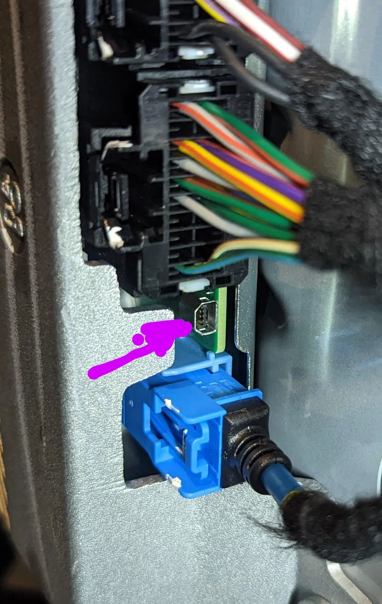 Ford Maverick usb looking connector on B&O amp PXL_20221001_222219133~2