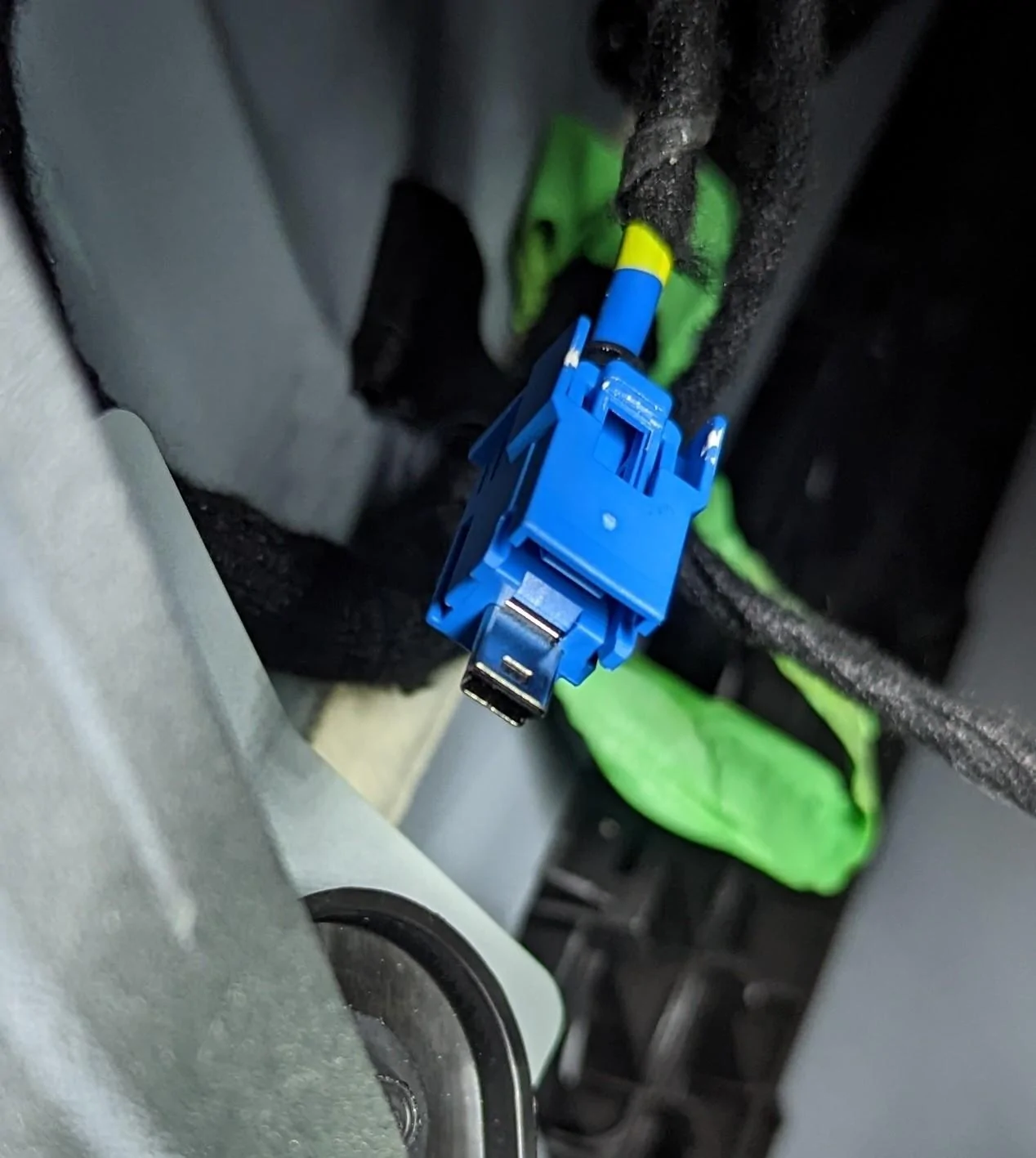 Ford Maverick usb looking connector on B&O amp PXL_20221001_223516744