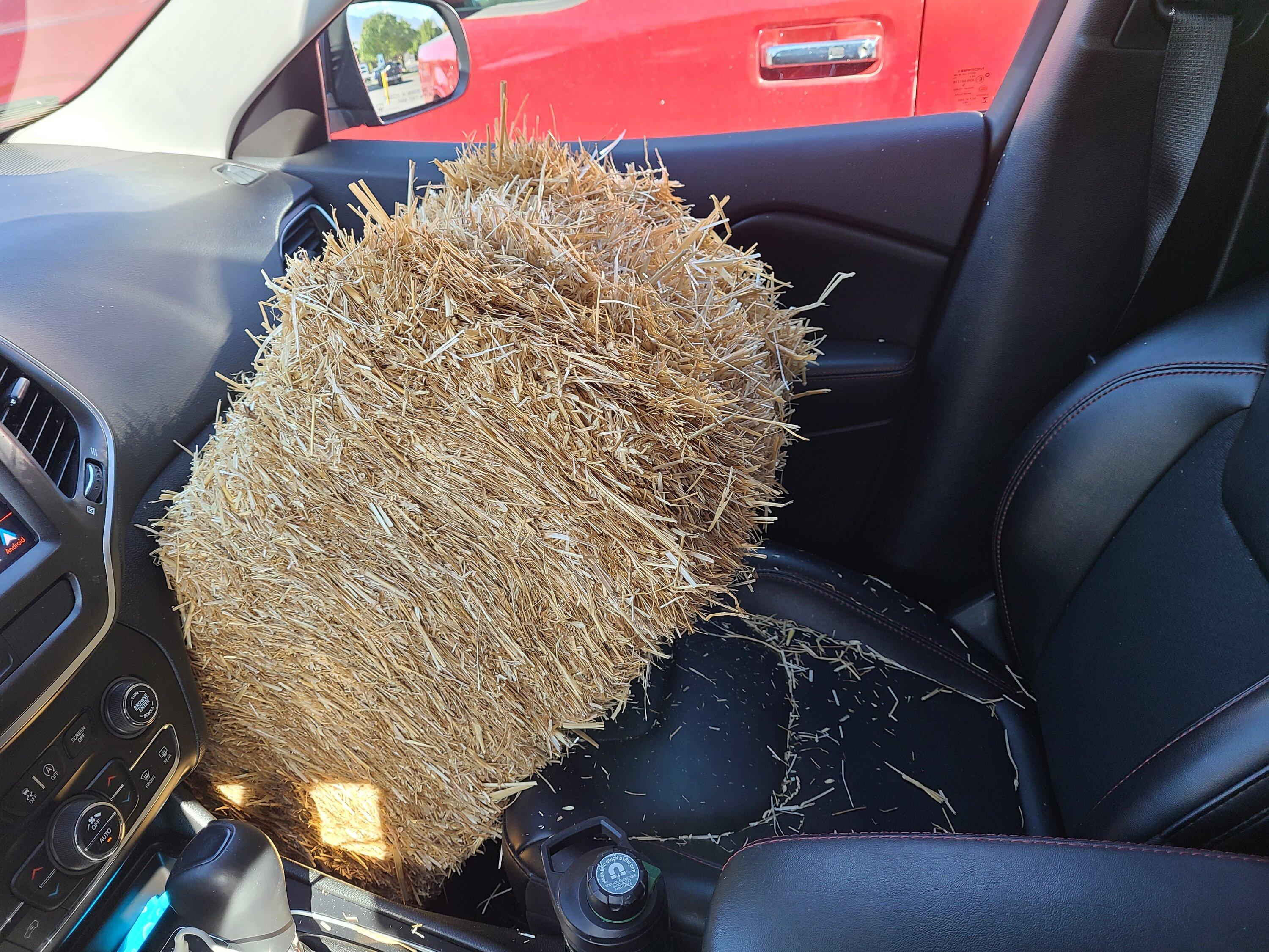 Ford Maverick Jeeps aren't made for hauling straw 20221008_113857