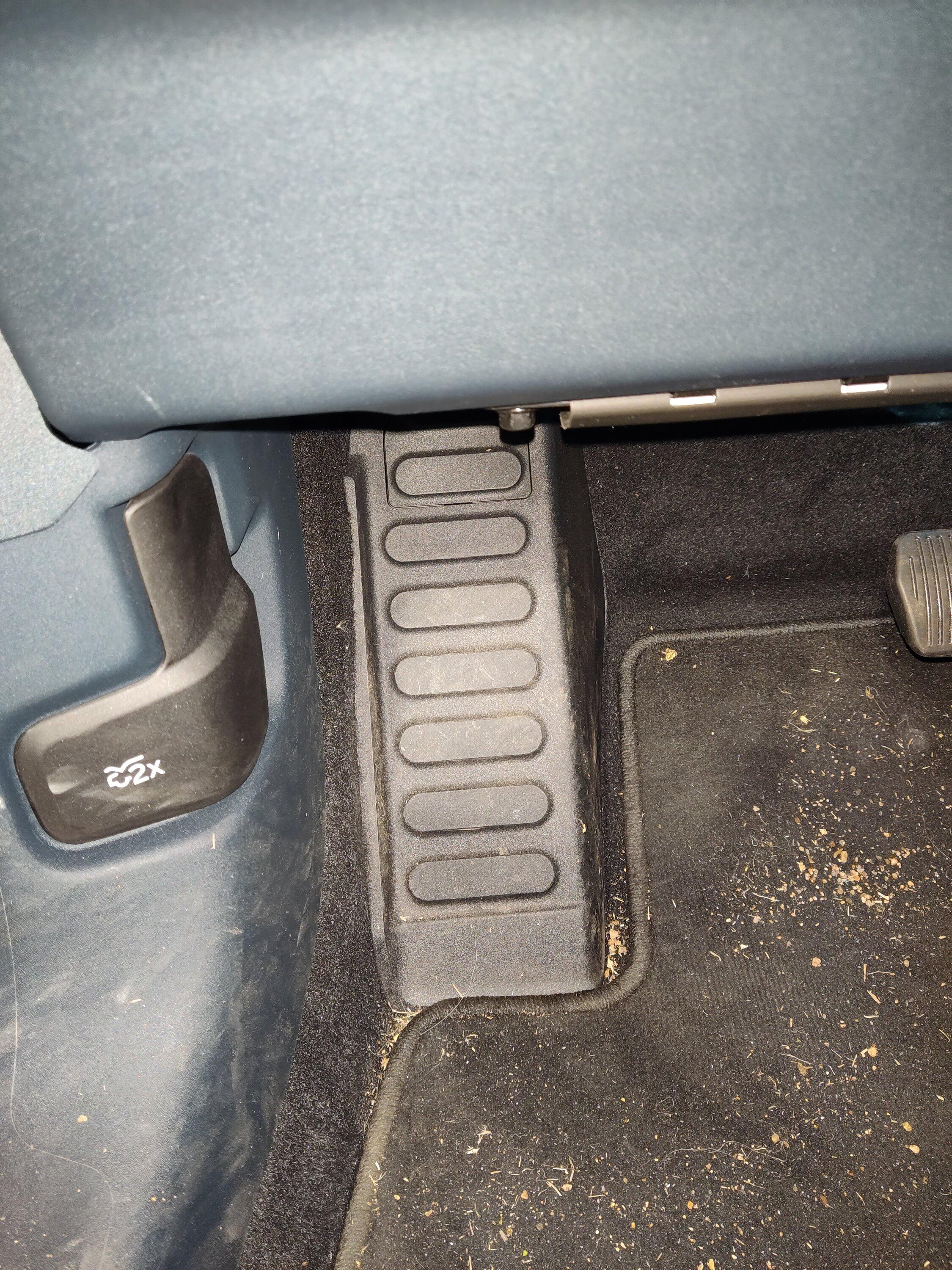 Ford Maverick Does any Maverick trim have a drivers side left foot rest? IMG_20221014_162943