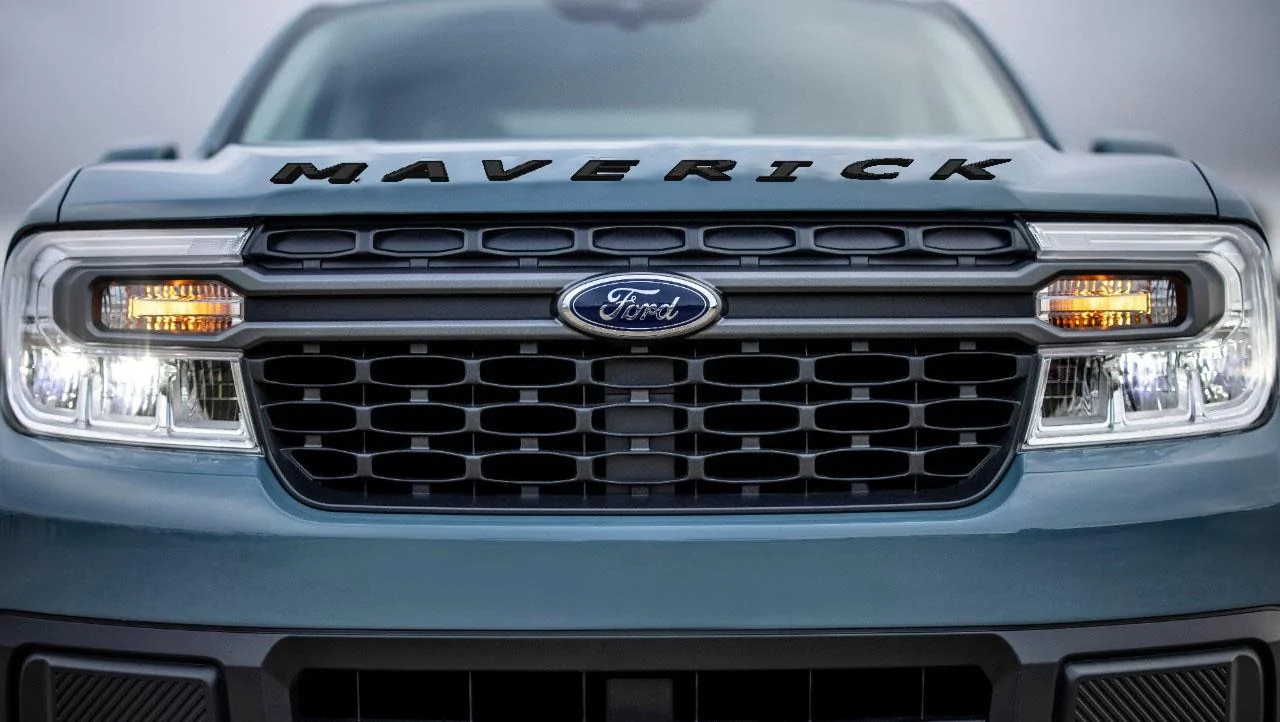 Ford Maverick Tailgate lettering on ALTO BLUE Captur