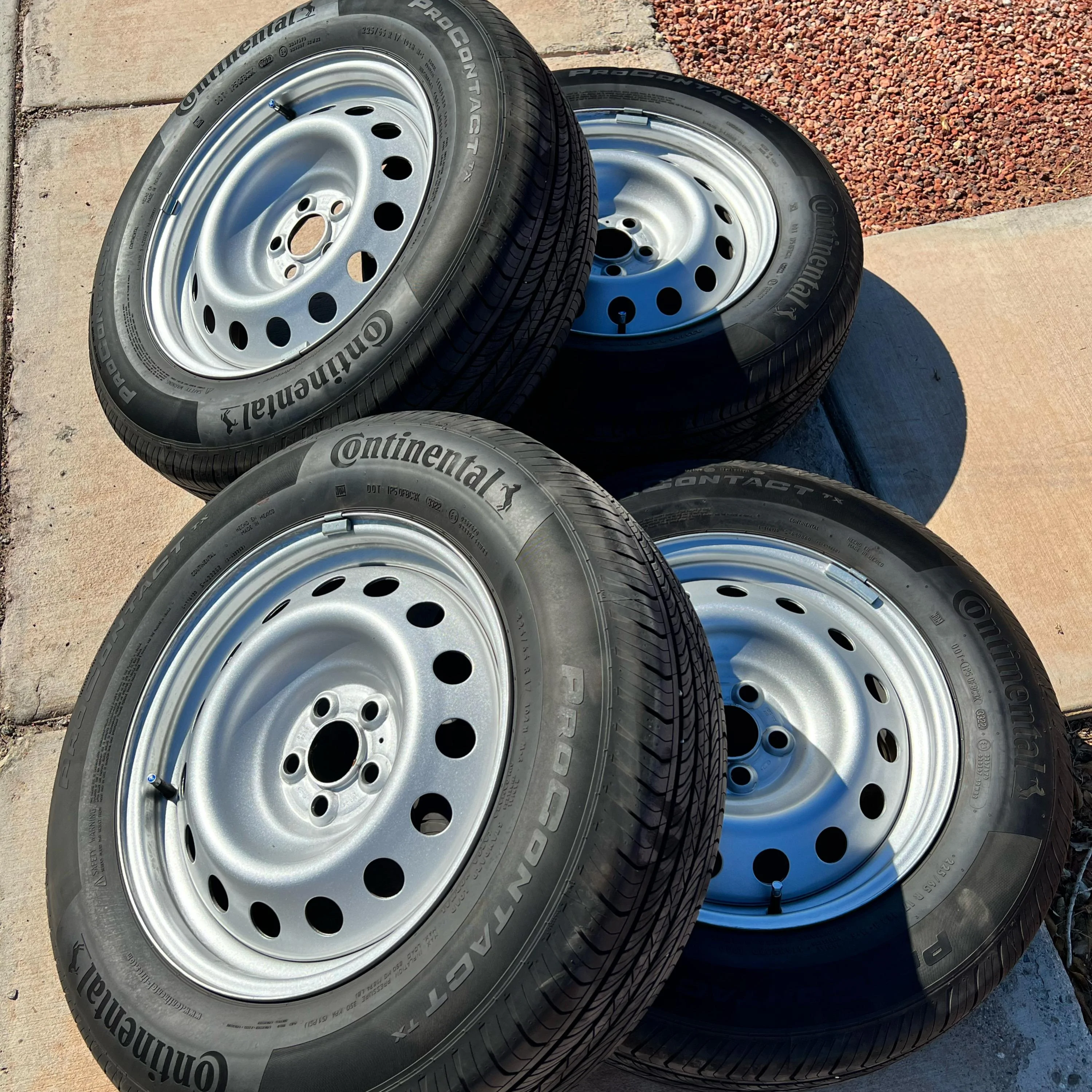 Ford Maverick Steel wheels and tires w/TPMS sensors EEC91D41-E436-4456-8310-23FBE3A32F30