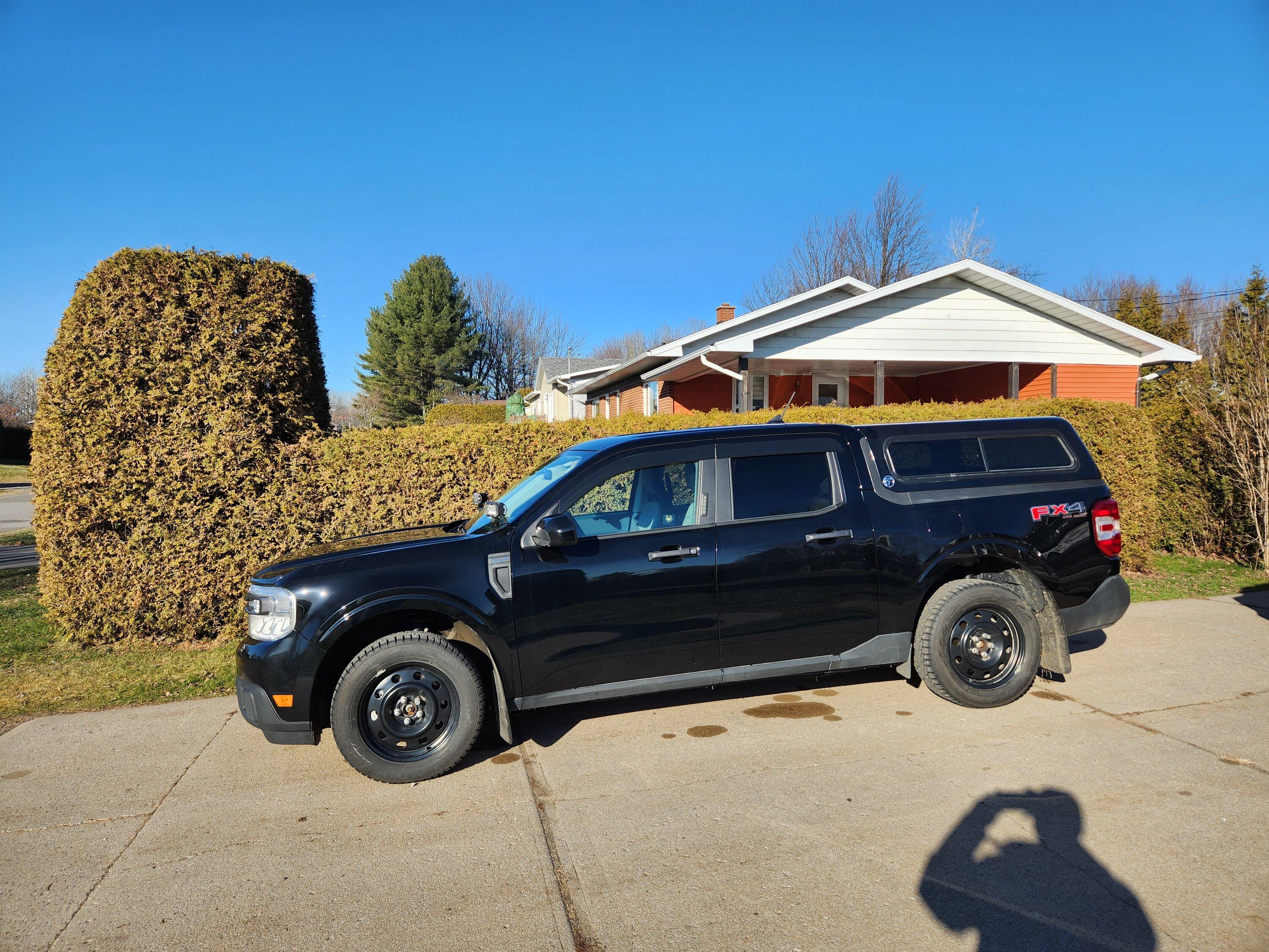 Ford Maverick Fibrobec / ARE flat top canopy on my beautiful black shadow XLT 20221209_105819