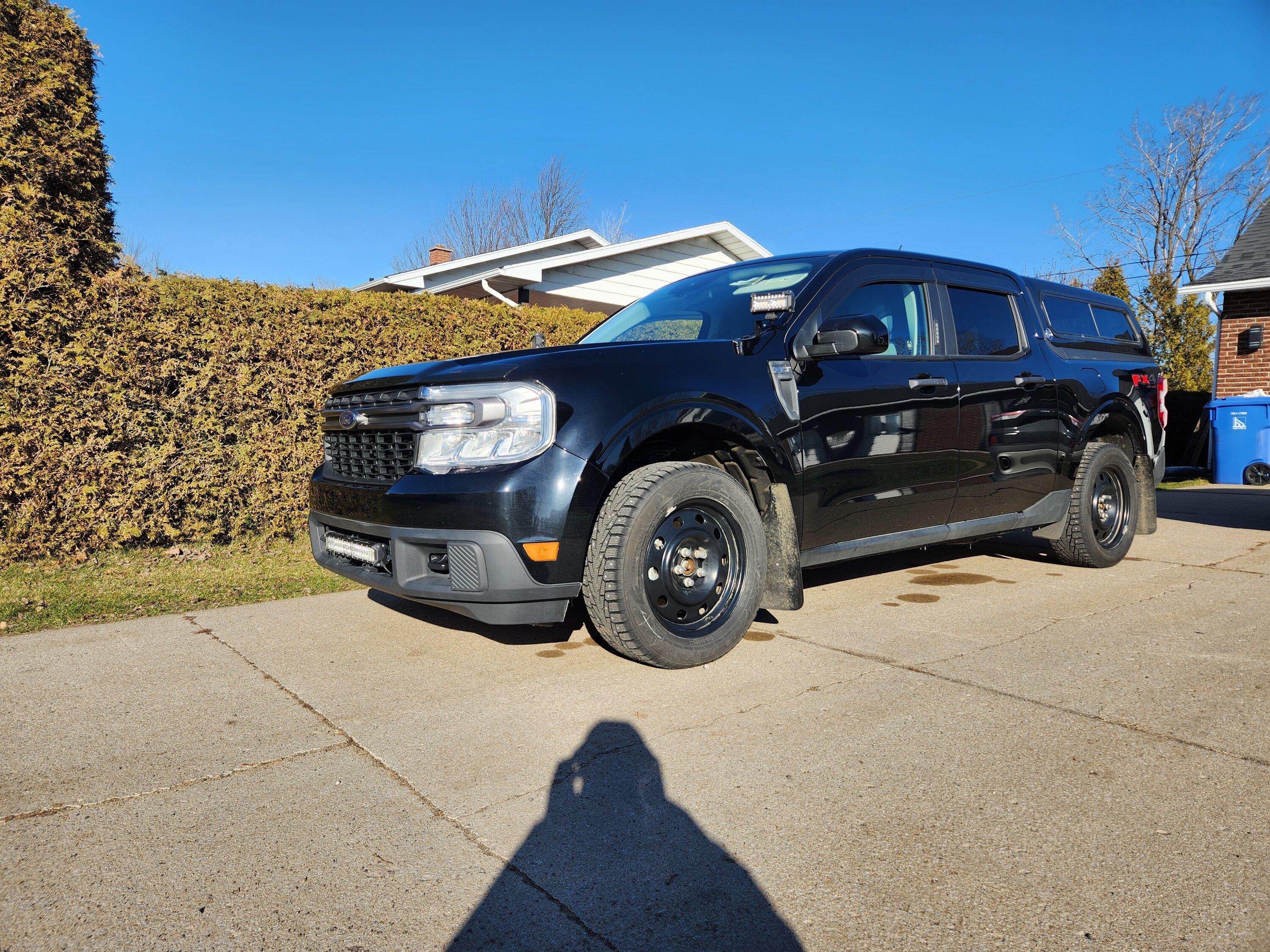 Ford Maverick Fibrobec / ARE flat top canopy on my beautiful black shadow XLT 20221209_105812