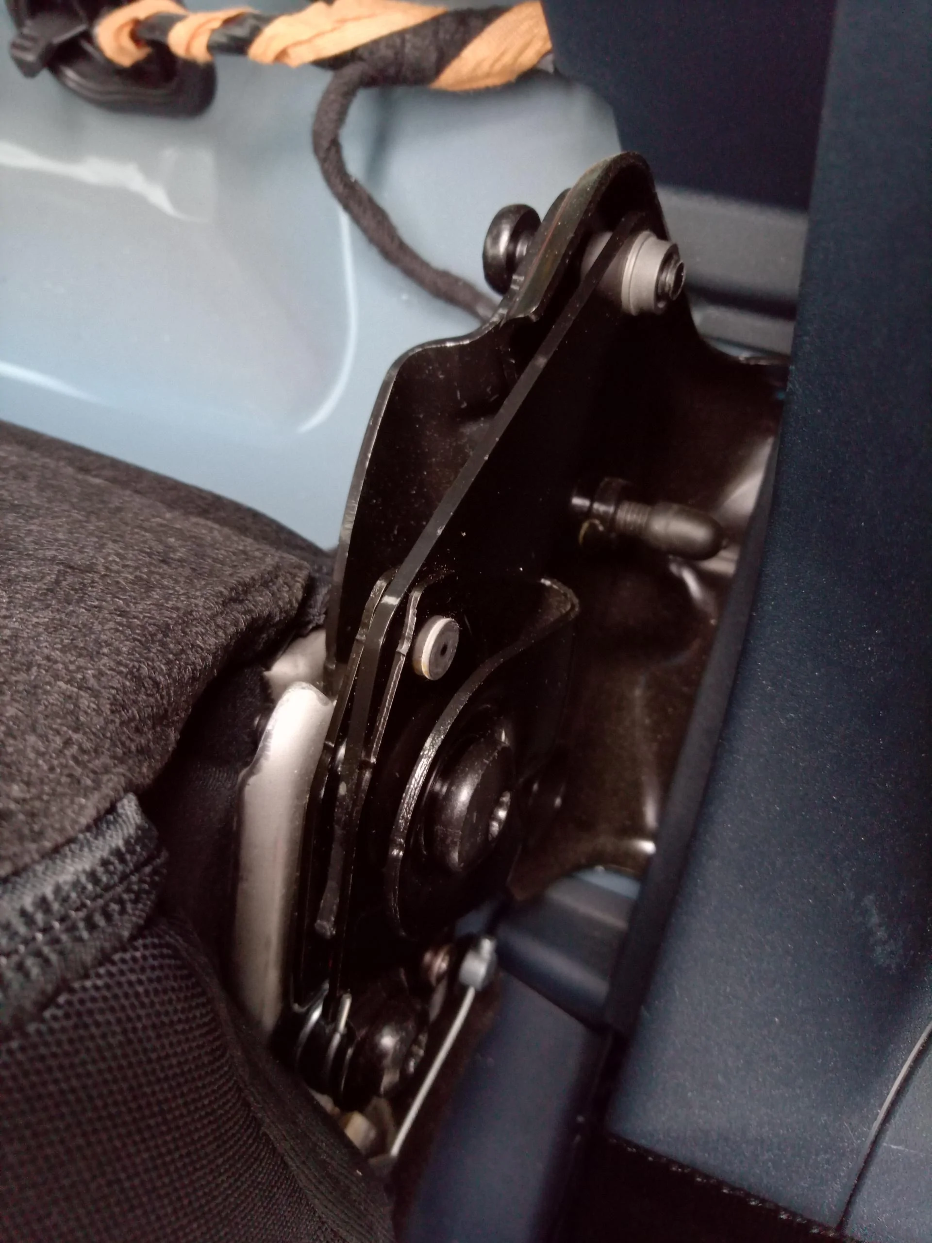 Ford Maverick Another rear seat removal - tips & photos 1673988683680