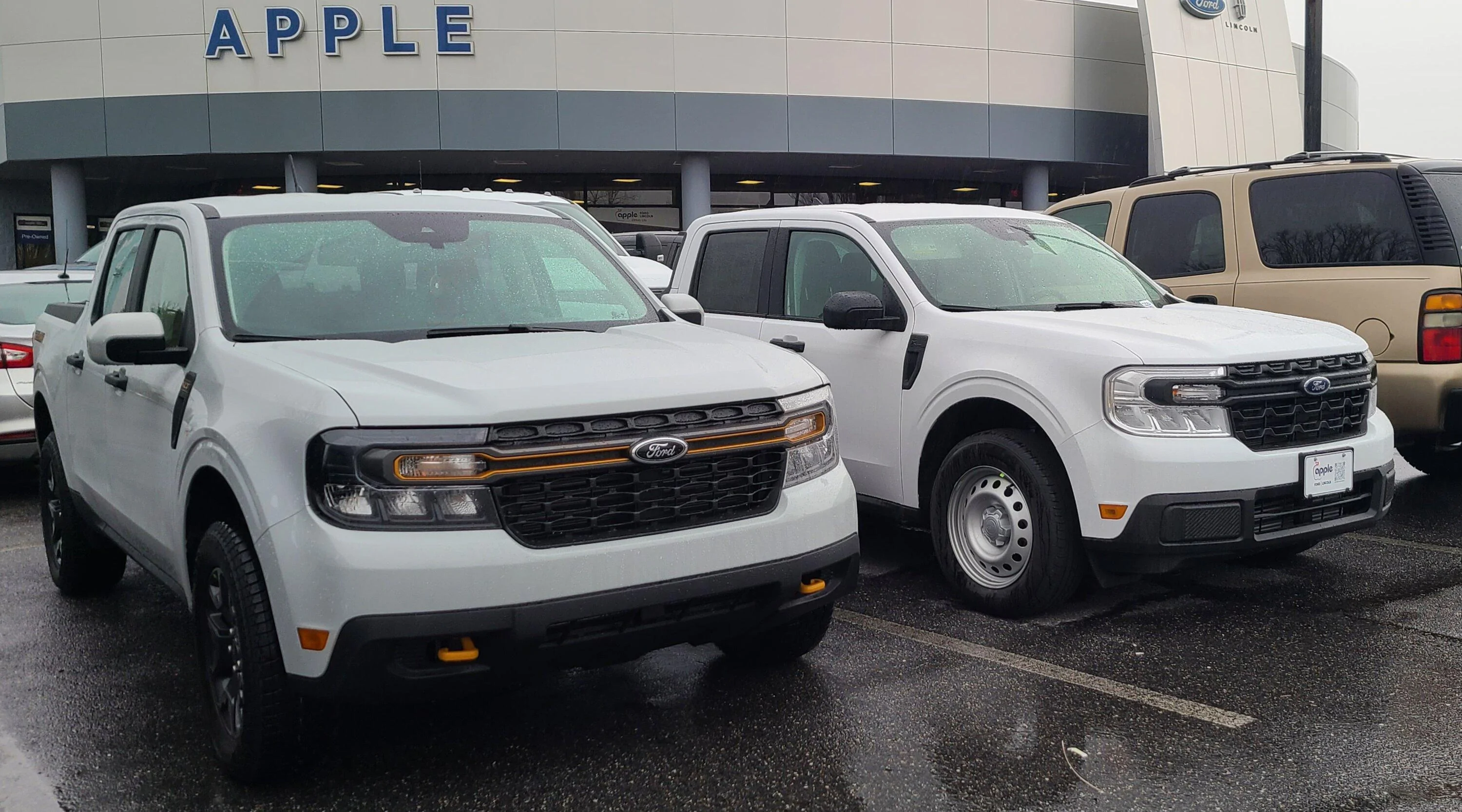Ford Maverick XLT Tremor vs. XL AWD Maverick side-by-side pics (and Avalanche vs Oxford White) 20230119_090041