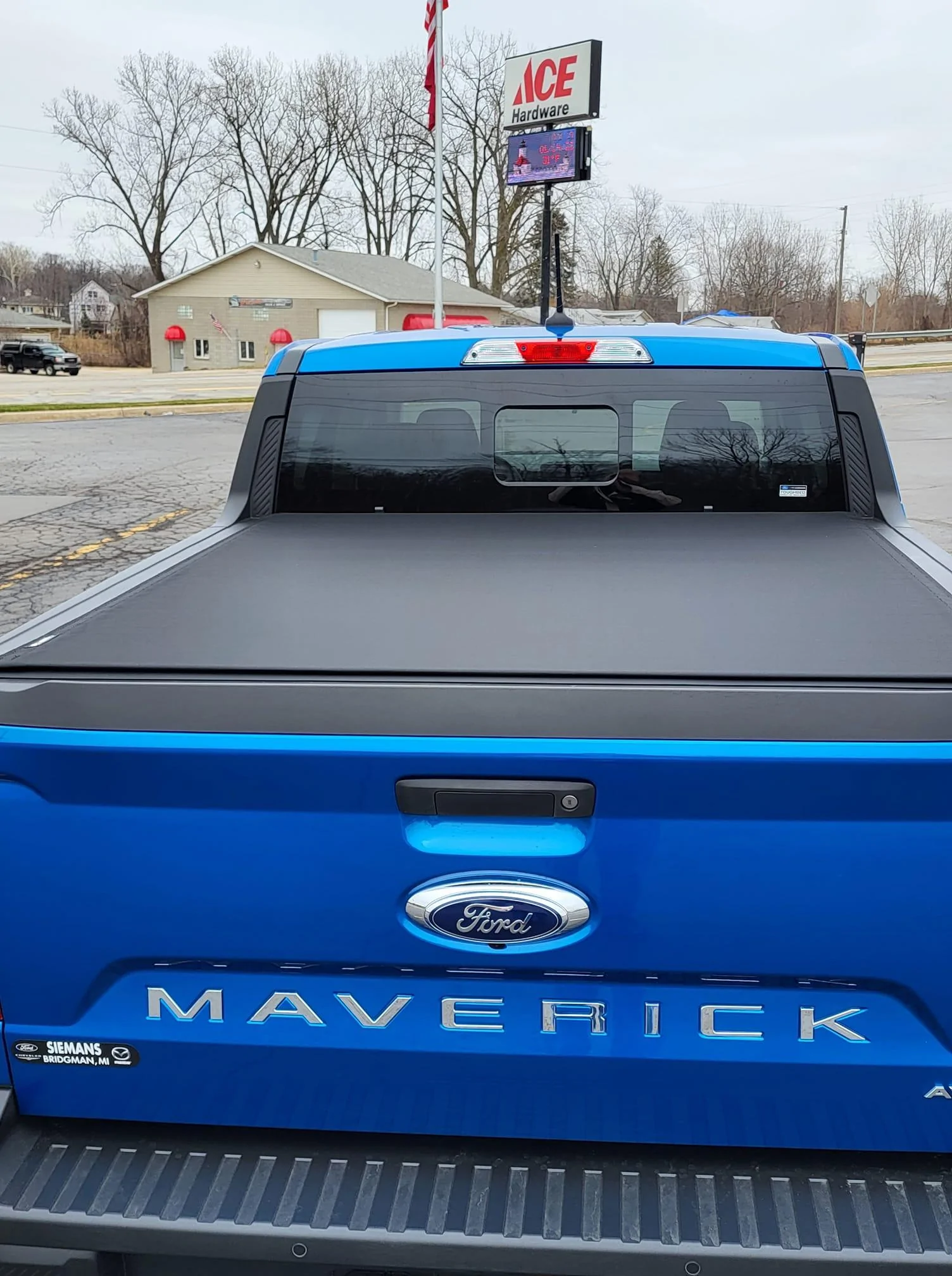 Ford Maverick Atlas blue Live Photos. 2023 atlas chrom