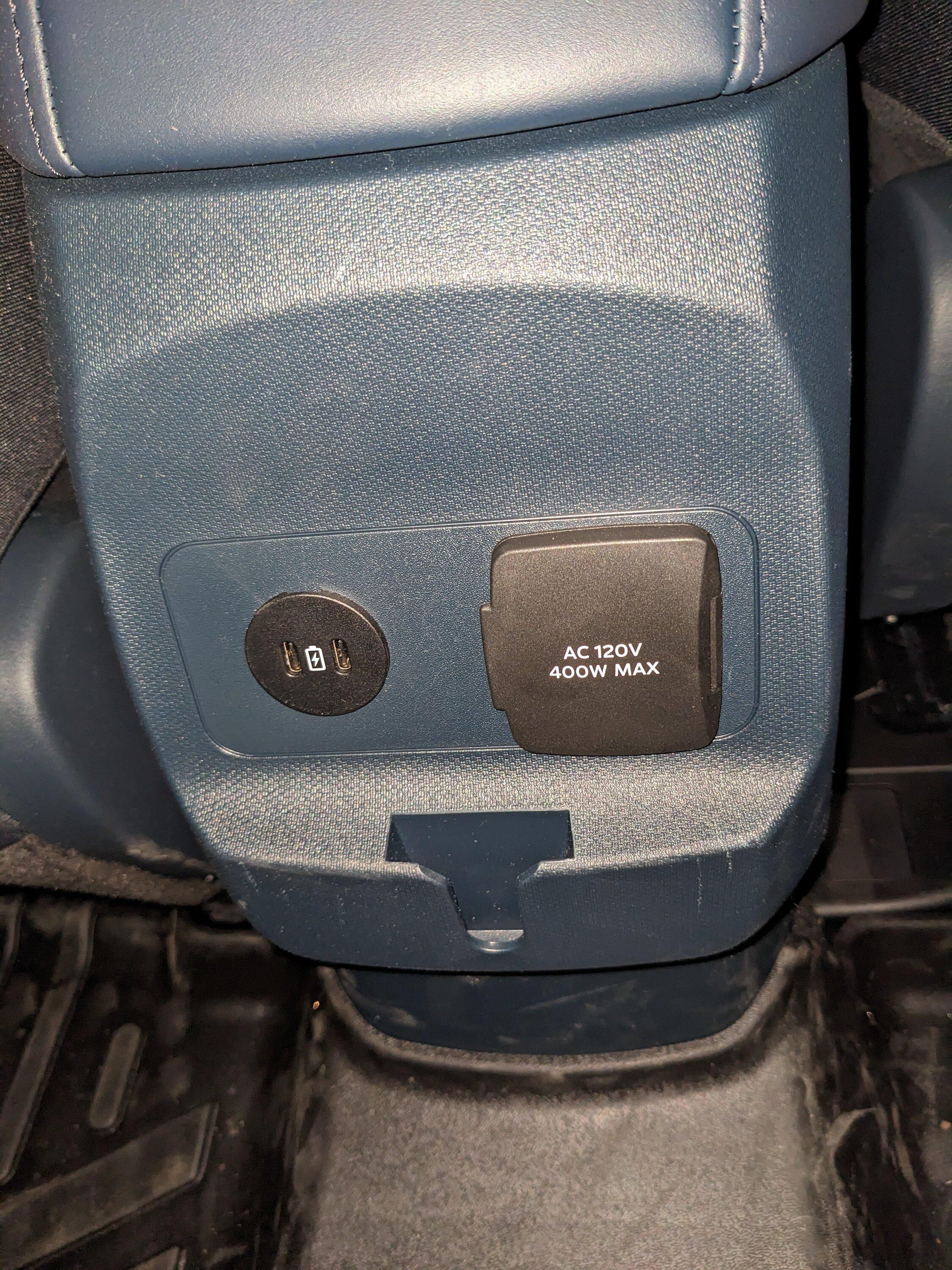 Ford Maverick Do you have dual USB-C backseat USB connections?? PXL_20230321_024412074