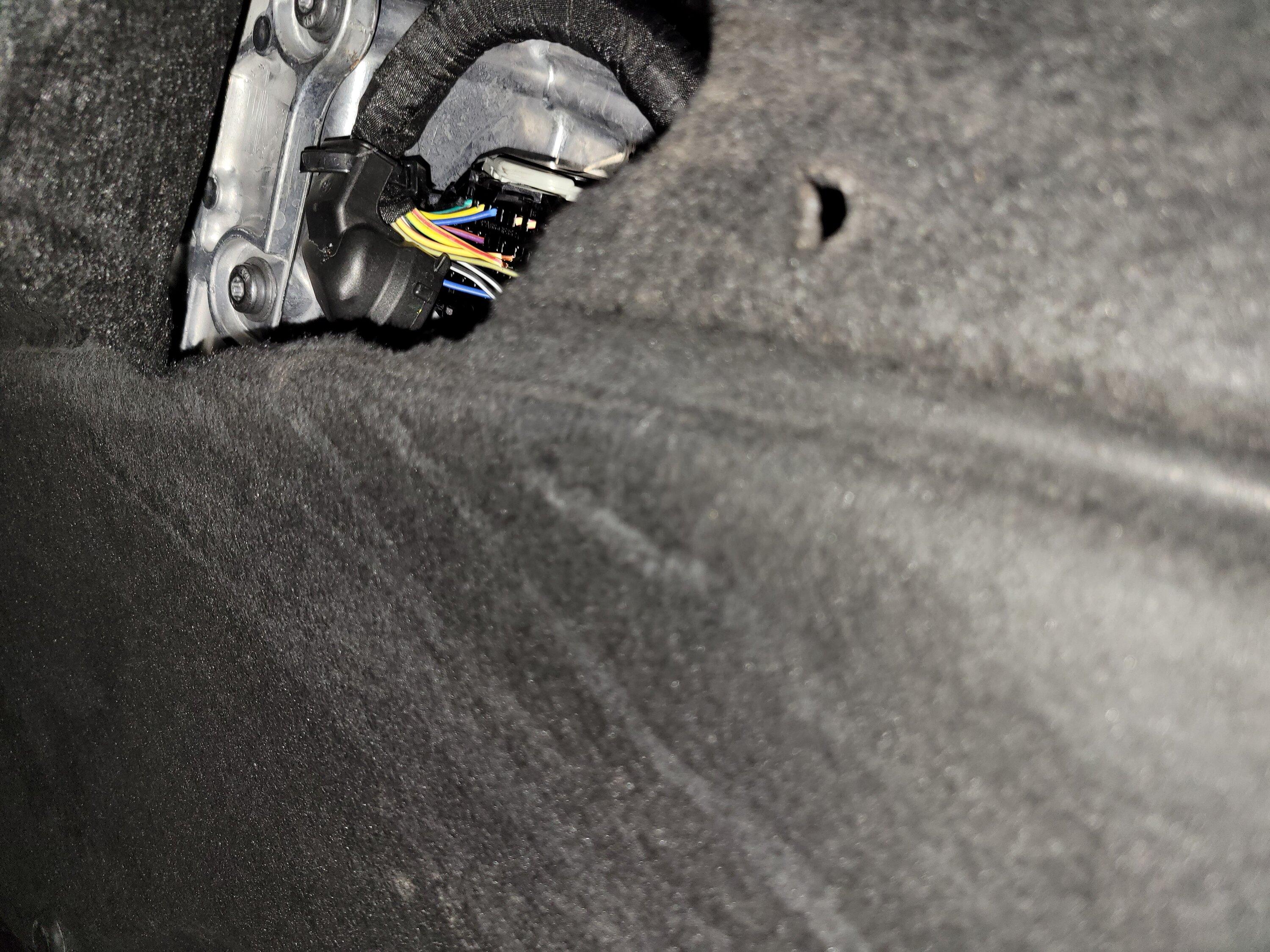 Ford Maverick Damaged electrical hybrid system connector after pass over a piece of brick. 20230322_202507