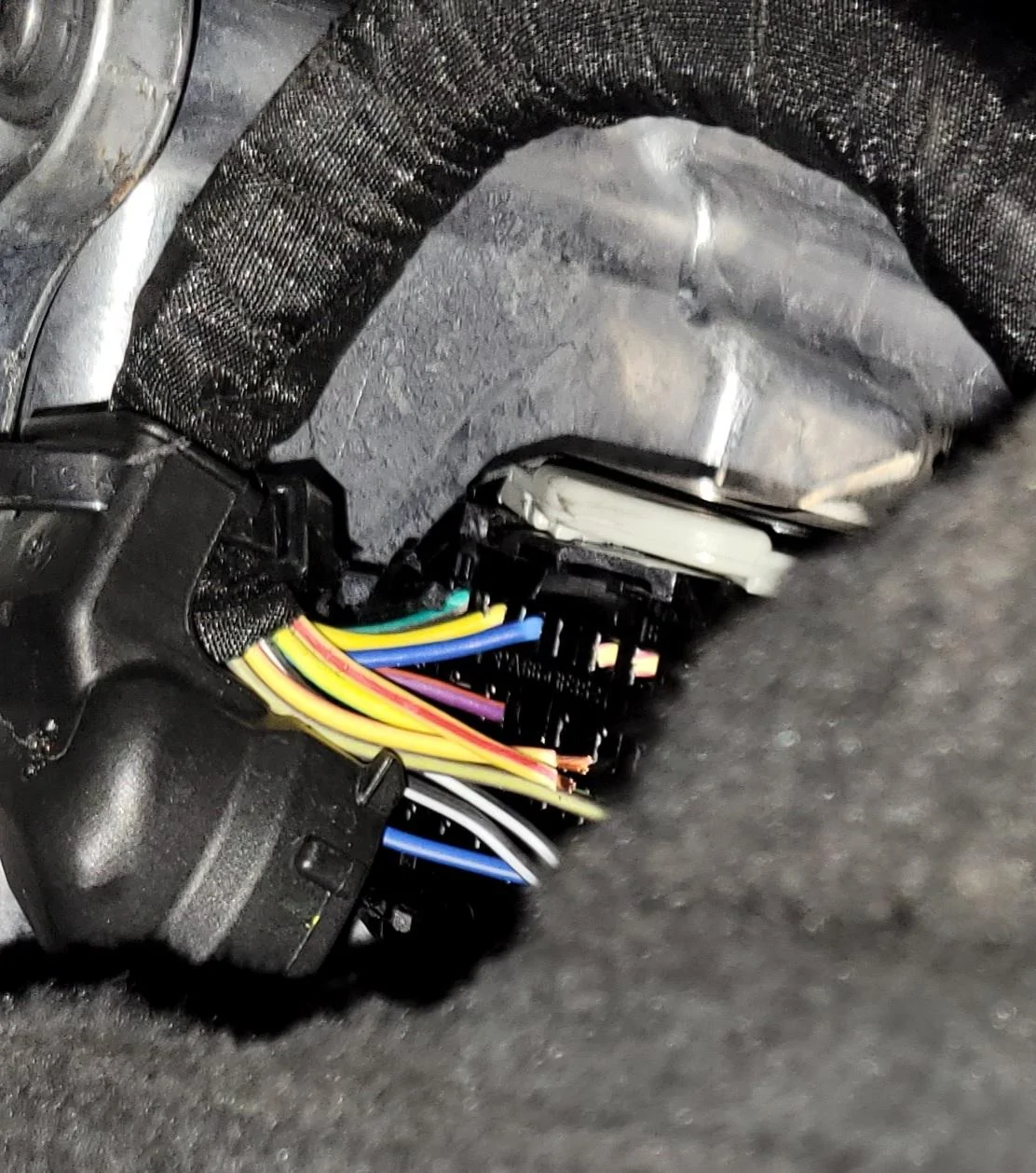 Ford Maverick Damaged electrical hybrid system connector after pass over a piece of brick. 20230322_202507