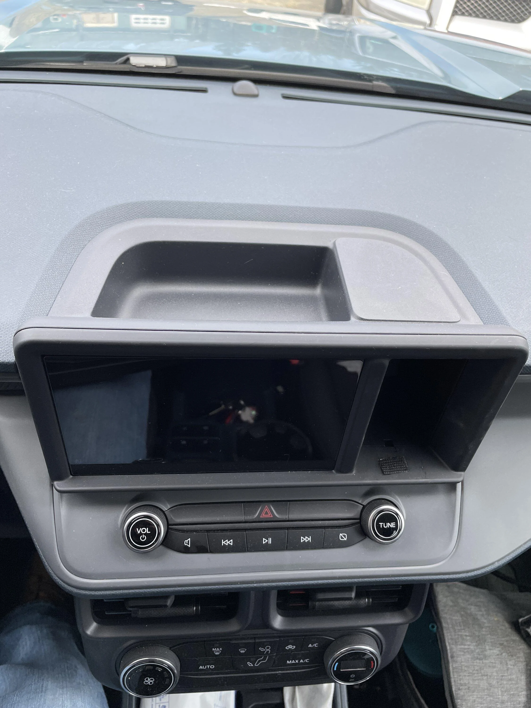 Ford Maverick Loving this front center console tray ADD6BB96-89EE-48DE-9A64-131D8BF295E6