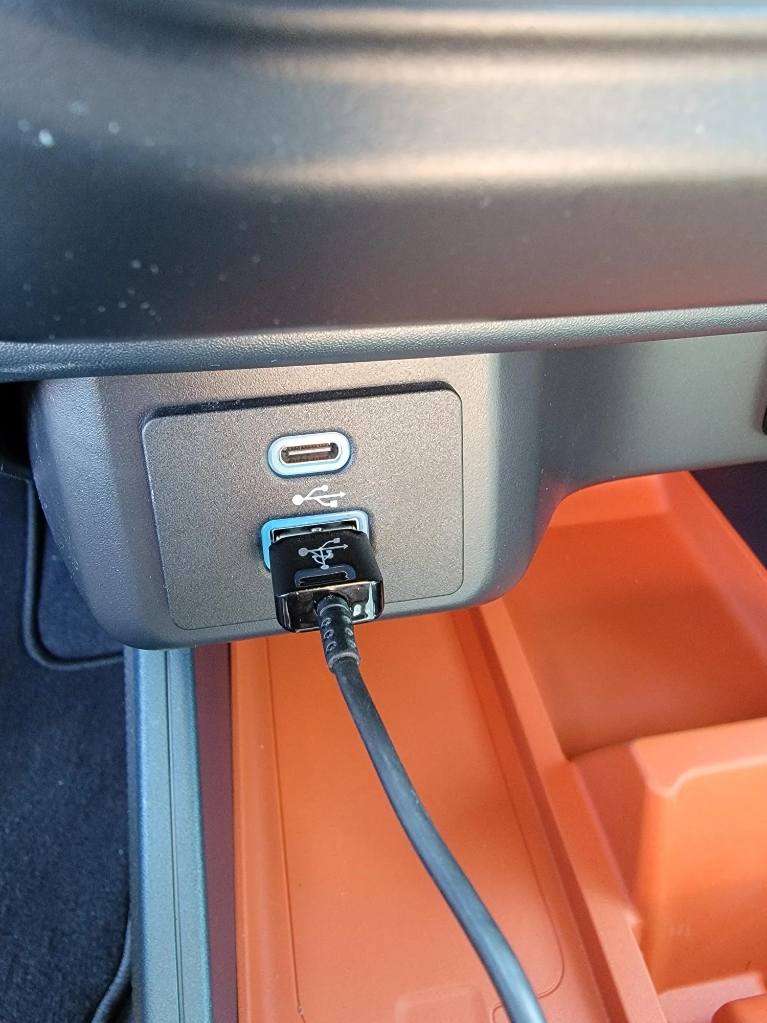 Ford Maverick What are the 2 ports in dash? resized_20220325_150247-jpeg