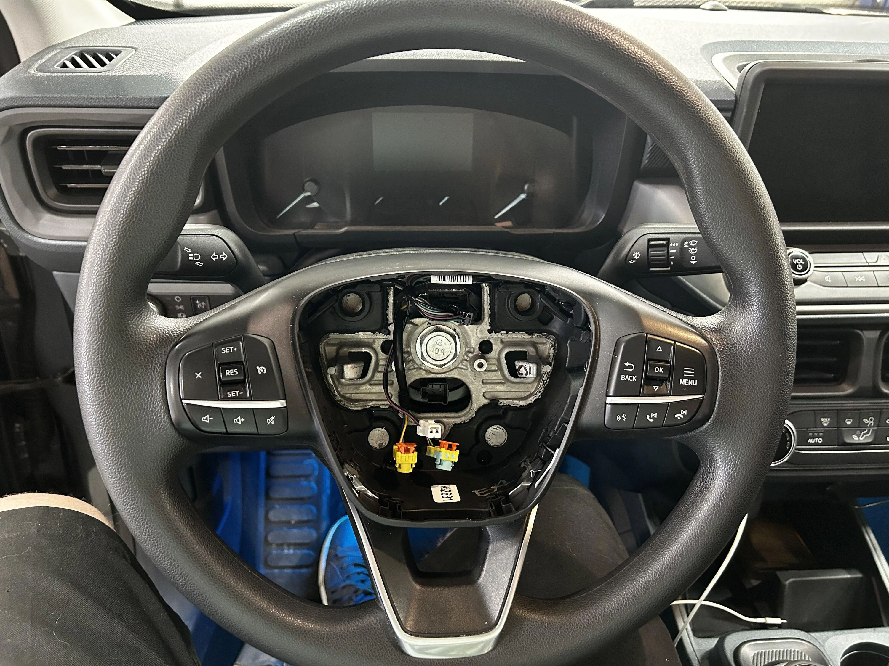 Ford Maverick DIY installation instructions for Mk8 Fiesta ST steering wheel in Maverick (step-by-step) IMG_7911