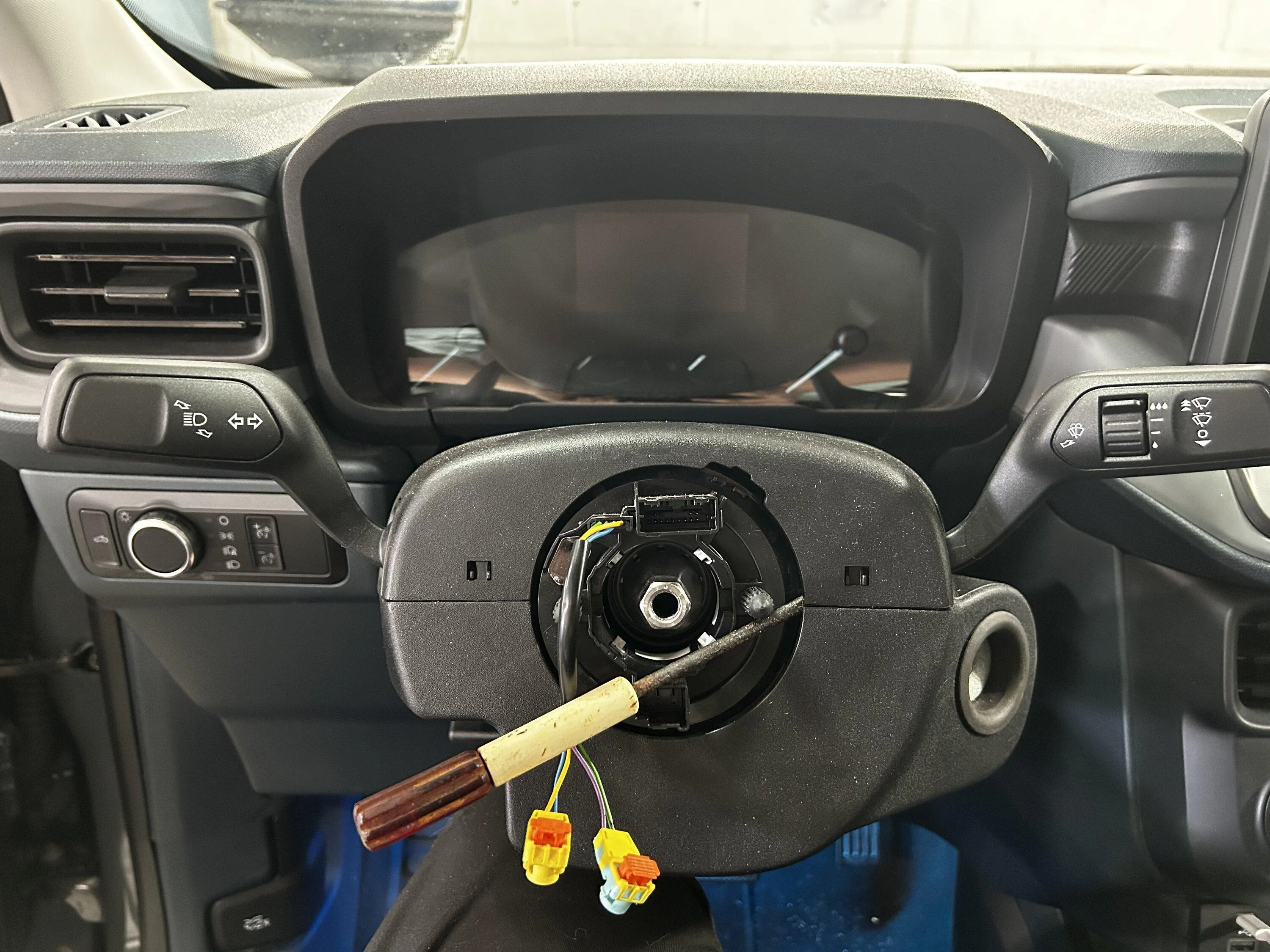 Ford Maverick DIY installation instructions for Mk8 Fiesta ST steering wheel in Maverick (step-by-step) IMG_7912
