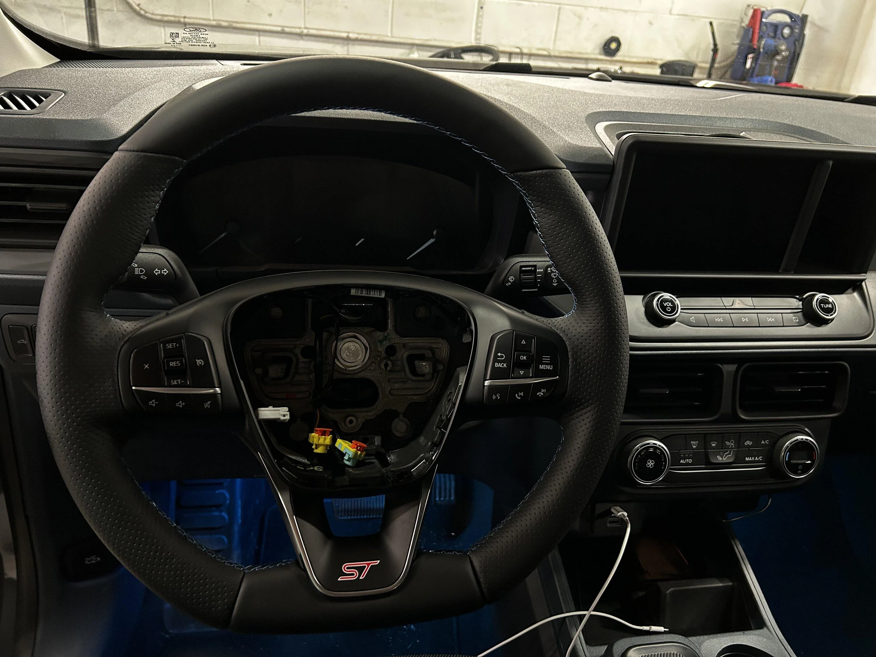 Ford Maverick DIY installation instructions for Mk8 Fiesta ST steering wheel in Maverick (step-by-step) IMG_7931
