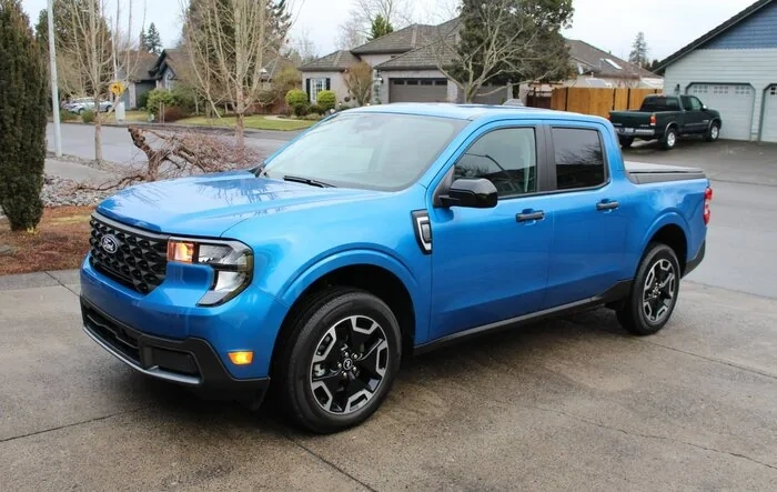 2025 Maverick XLT Velocity Blue w/ Bronco Outer Banks 18" wheels + Michelin Primacy Tires
