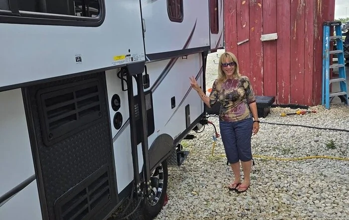 RV - Towing Trailmanor 2720QS hard-sided pop-up trailer