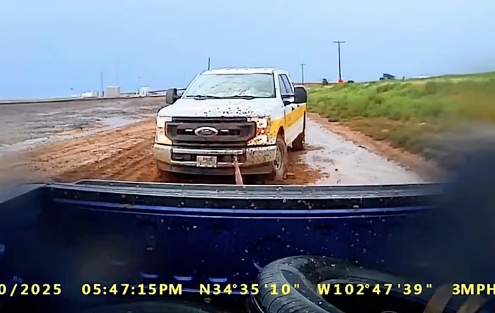 Maverick EcoBoost doing truck things - pulling out F-250